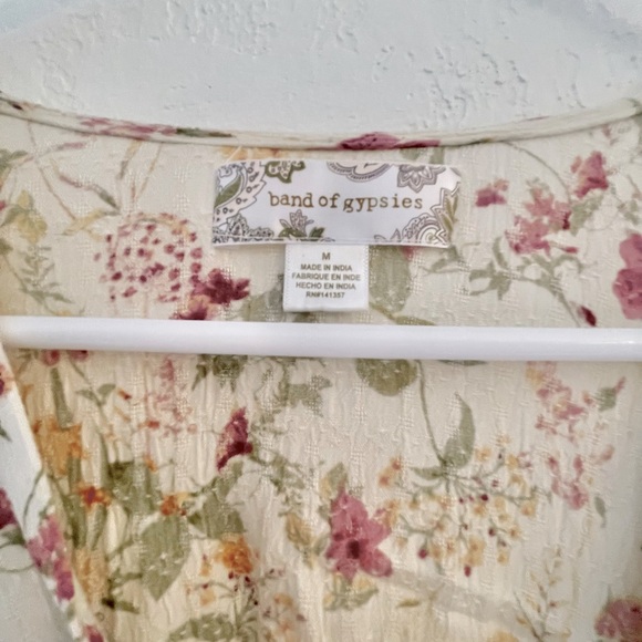 Band of Gypsies // Boho Crop Floral Blouse in Pale Yellow - Picture 5 of 7